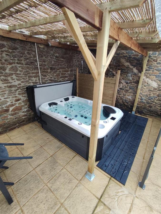 Jacuzzi 2/4 Pers Avec Terrasse Aménagée *