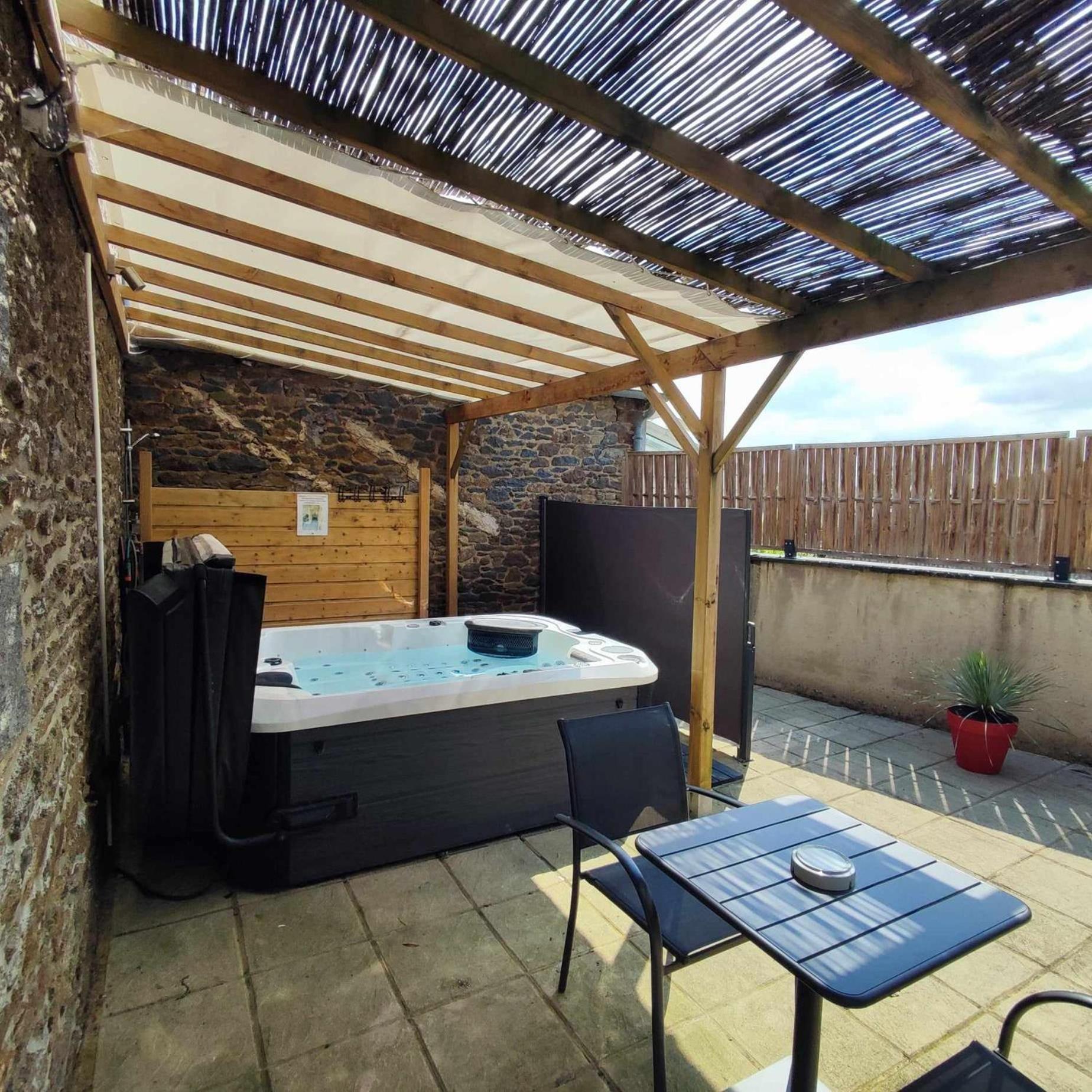 Jacuzzi 2/4 Pers Avec Terrasse Aménagée * Saint-Pierre-de-Plesguen