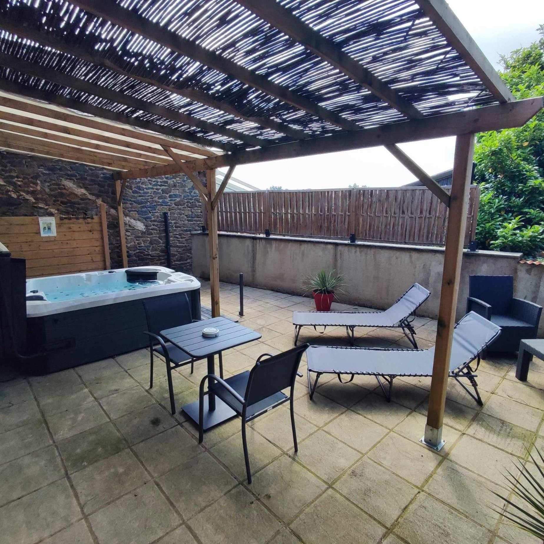 Jacuzzi 2/4 Pers Avec Terrasse Aménagée Saint-Pierre-de-Plesguen